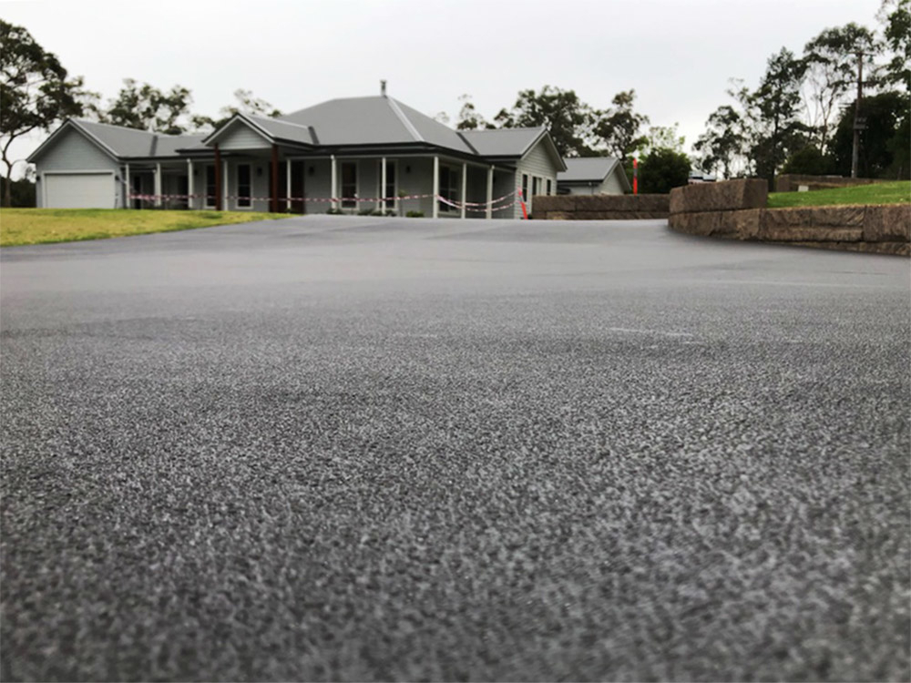 Inspec coatings in Galston, NSW, used a stone mix in dark grey shades to give depth and character to this homestead’s expansive driveway.