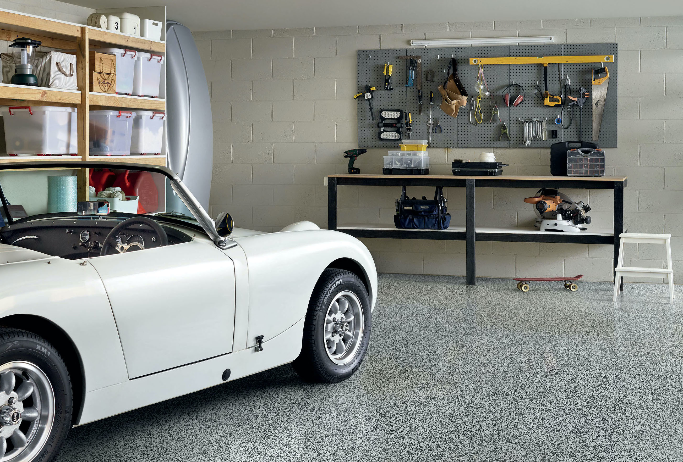 This garage has full flake coverage with Ashy Grey flakes.