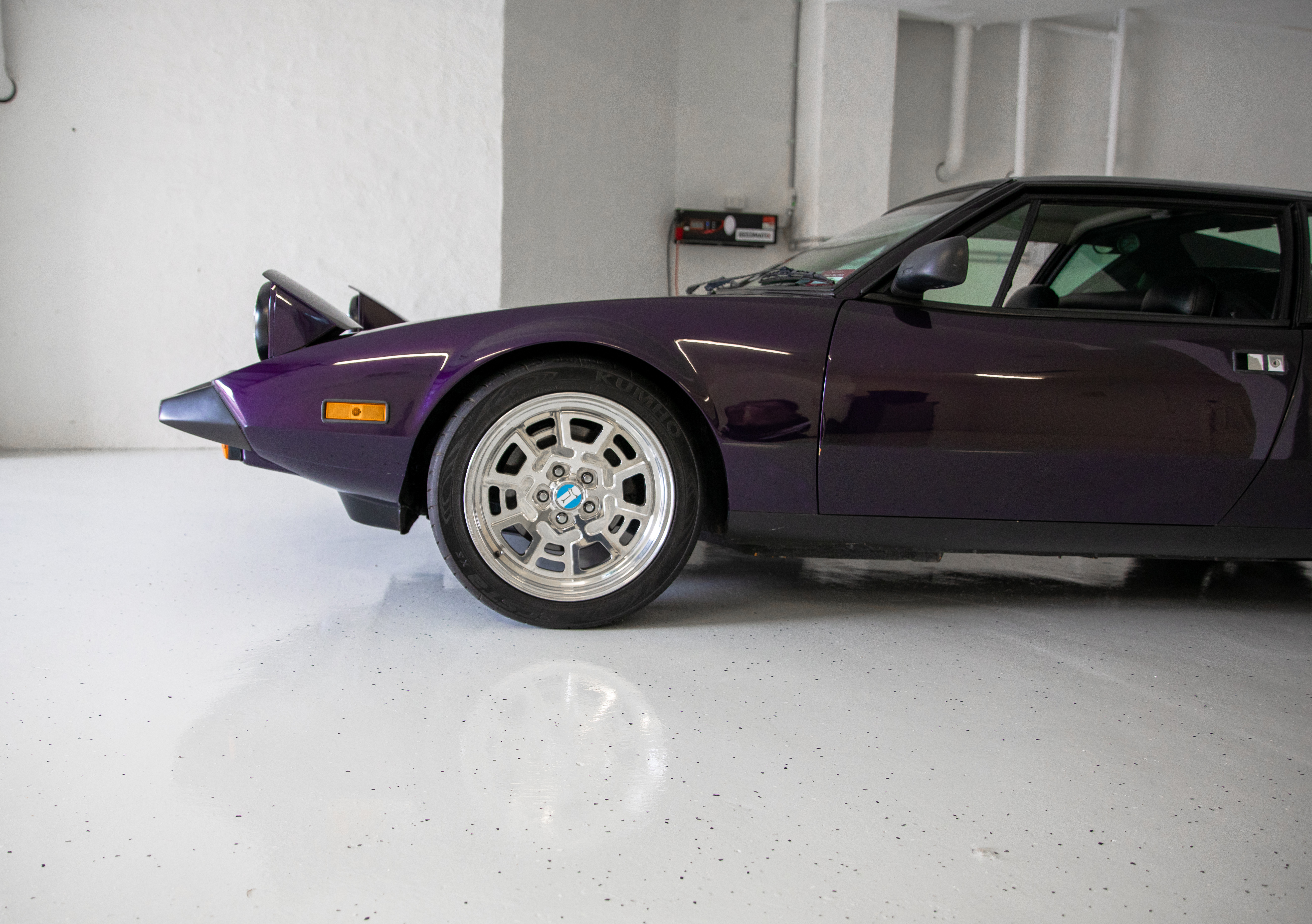 This garage floor has partial flake coverage with Ashy Grey flakes.