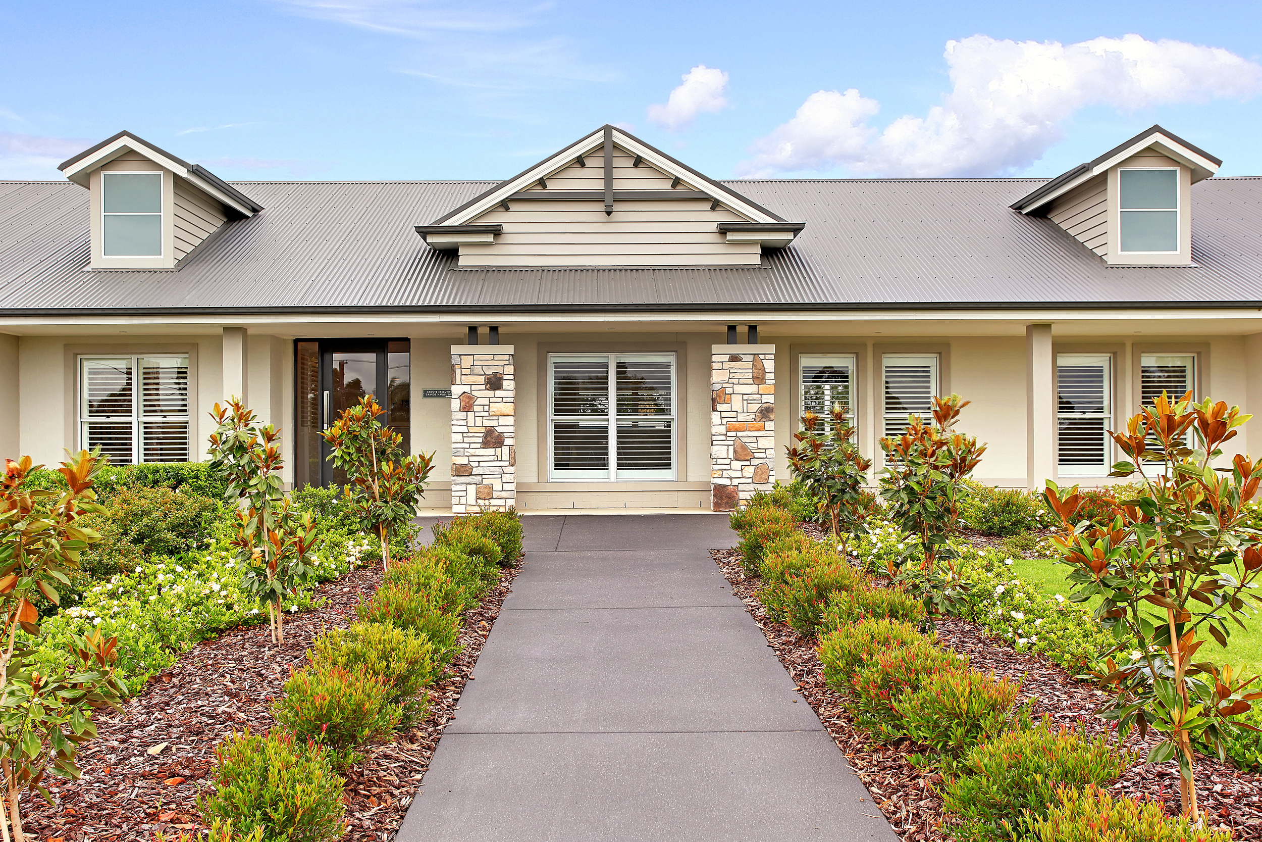 In this driveway, the Jet Black base colour is softened by flecks in French Grey.