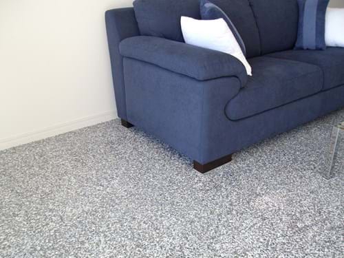 This full flake floor features a Trunk Grey base with Navy Granite flakes.