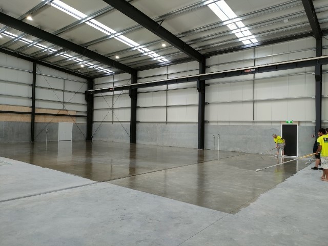 A major advantage of Dulux Avista’s Polyaspartic Sealer is that you can walk on it just 1–2 hours after application.