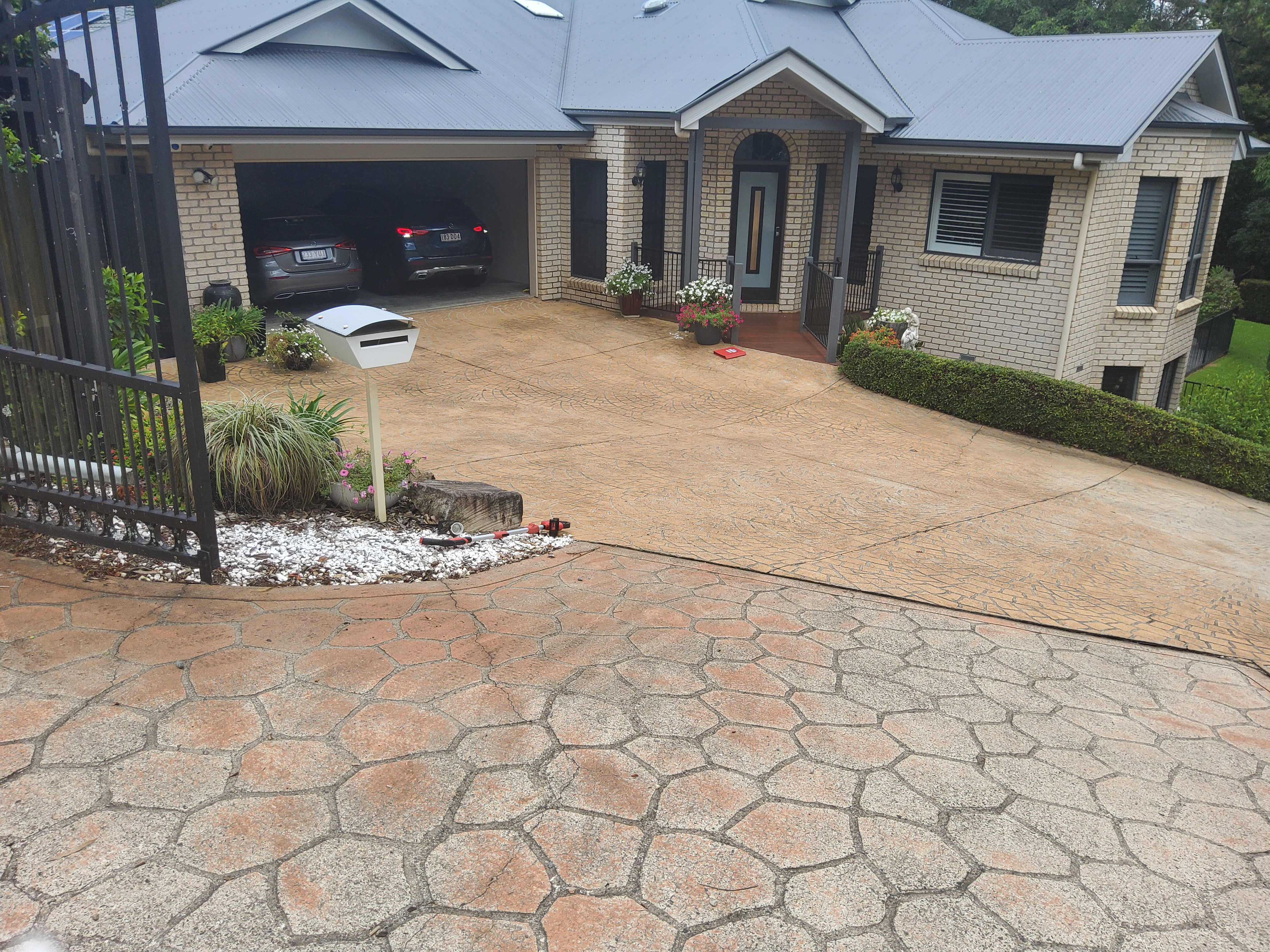 At this home in Brisbane's upmarket riverside suburb of Fig Tree Pocket, Dulux Avista Concrete Sealer was used to elevate this home from dated to stunningly contemporary.